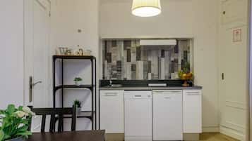 Een koelkast, een magnetron, een vaatwasser