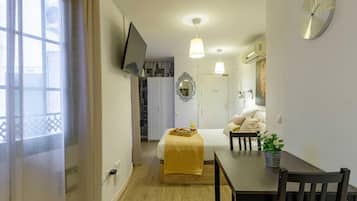 1 slaapkamer, een strijkplank/strijkijzer, internet, beddengoed