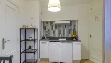 Een koelkast, een magnetron, een vaatwasser