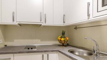 Een koelkast, een microgolfoven, een koffiezetapparaat/waterkoker