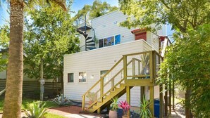 Une maison à deux étages avec un escalier en bois menant à l’étage supérieur.