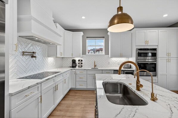 Refrigerador, microondas, horno, placa de cocina