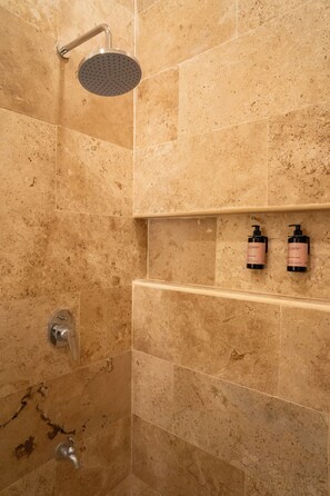 Dusche, Haartrockner, Handtücher, Seife