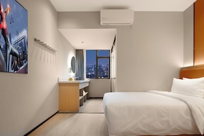 Classic Twin Room, City View | Peralatan tempat tidur premium, gebar bulu kapas, tilam berlapik, meja