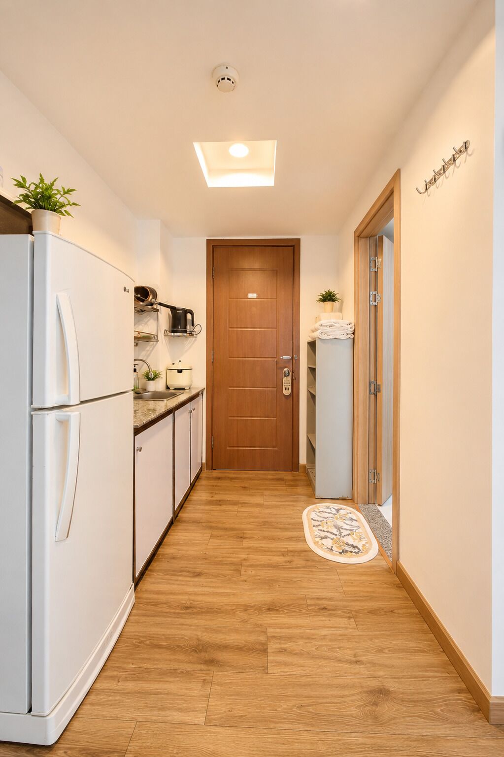 Standaard appartement | Privékeuken | Een koelkast, een microgolfoven, een oven