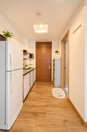 Departamento estándar | Cocina privada | Refrigerador, microondas y horno 