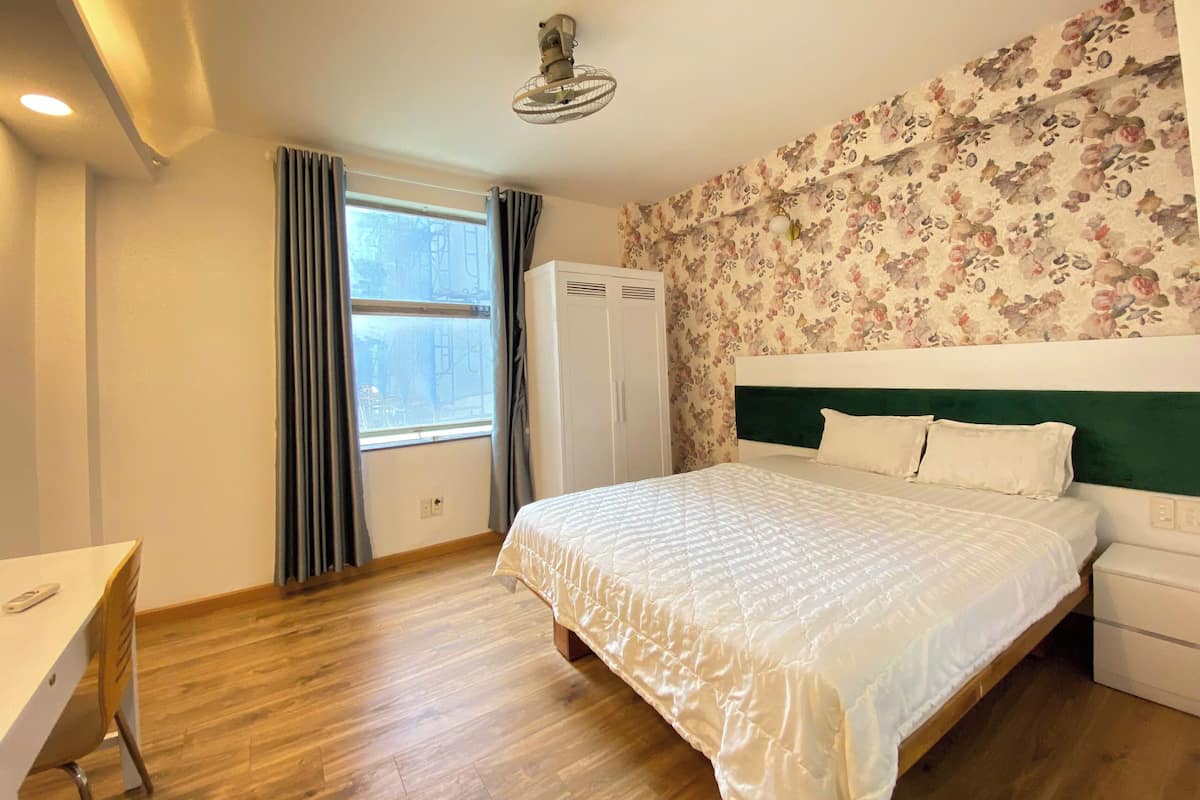 1 habitación, escritorio y espacio para trabajar con laptop