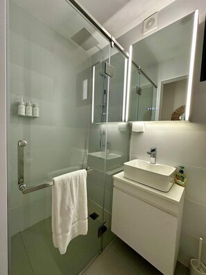 Suite – classic, hageutsikt | Bad