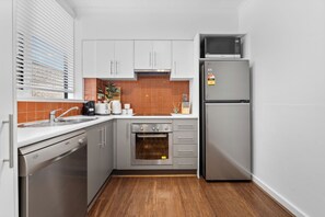 Refrigerador, microondas, horno y parrilla de estufa