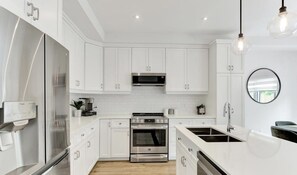 Refrigerador, microondas, horno y parrilla de estufa