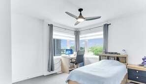 3 habitaciones, escritorio, tabla de planchar con plancha y wifi gratis