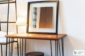 2 bedrooms, iron/ironing board, WiFi, bed sheets - Lime Corner: Peaceful with Parking (Leicester)