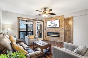 Smart TV, fireplace, DVD player - Ticket Deals & Resort Perks, Sleeps 8.  Lakefront, Swim, Fish & Kayak! (Branson)