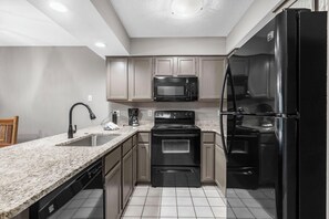 Een koelkast, een magnetron, een oven, een kookplaat