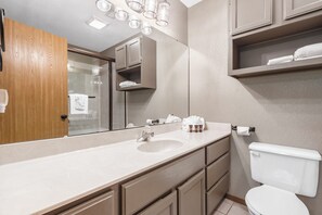 Dusche, Whirlpool, Haartrockner, Handtücher