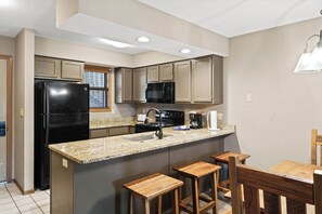 Een koelkast, een microgolfoven, een oven, een kookplaat