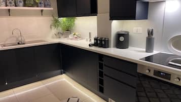 Frigorifero, microonde, forno, piano cottura