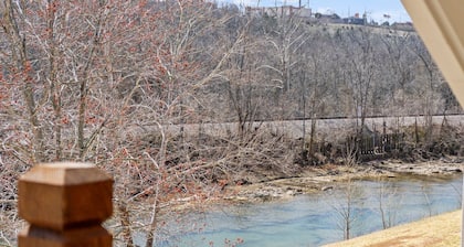 Creekside Condo, Walking Distance to shops and Restaurants!