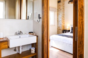 Shower, towels - Solaris Gozitan Villa With Pool, Ghasri Gozo, Malta (Ghasri Gozo)