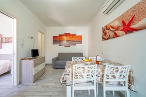 Dining - Casa Graziano 2 Near Sandy Beach, Porto Cesareo, Italy (Porto Cesareo)