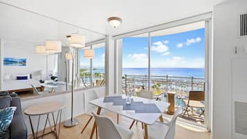 Apartment, 1 Queen-Bett und Schlafsofa, Küche, Meerblick | Essbereich im Zimmer