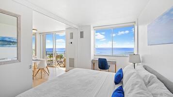 Apartament, 1 llit de matrimoni i sofà llit, cuina, vistes a l'oceà | 1 dormitori, planxa i posts de planxar i wifi gratuïta