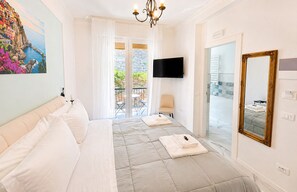 Suite Deluxe, balcone, vista montagna | 1 camera, una scrivania, Wi-Fi gratuito