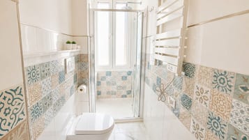 Ducha, secador de pelo, toallas, jabón