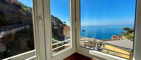 Luxury Suite, Sea View | 1 bedroom, desk, free WiFi