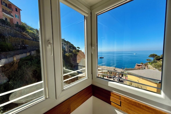Luxury Suite, Sea View | 1 bedroom, desk, free WiFi