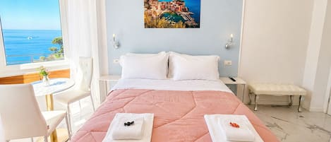 Luxury Suite, Sea View | 1 bedroom, desk, free WiFi