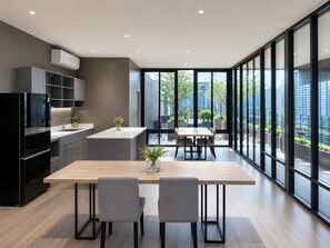 Una cocina moderna con comedor, ventanas amplias y vista a la ciudad.