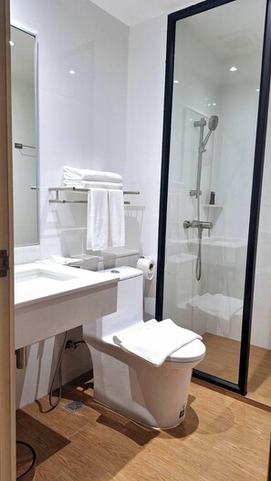Superior Twin Room | Bathroom | Shower, hair dryer, towels, soap - 35 Bow Hotel (Bangkok)