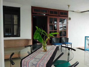 Quarto quádruplo família | Opções para refeição no quarto