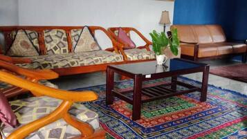Habitación cuádruple familiar | Área de sala de estar