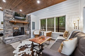 Smart TV, fireplace