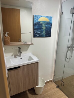 Dusche, Haartrockner, Handtücher, Seife