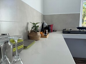 Refrigerador, placa de cocina, lavavajillas, cafetera/tetera