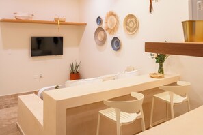 Comfort tweepersoonskamer, balkon, uitzicht op de stad | Een kluis op de kamer, verduisterende gordijnen, gratis wifi