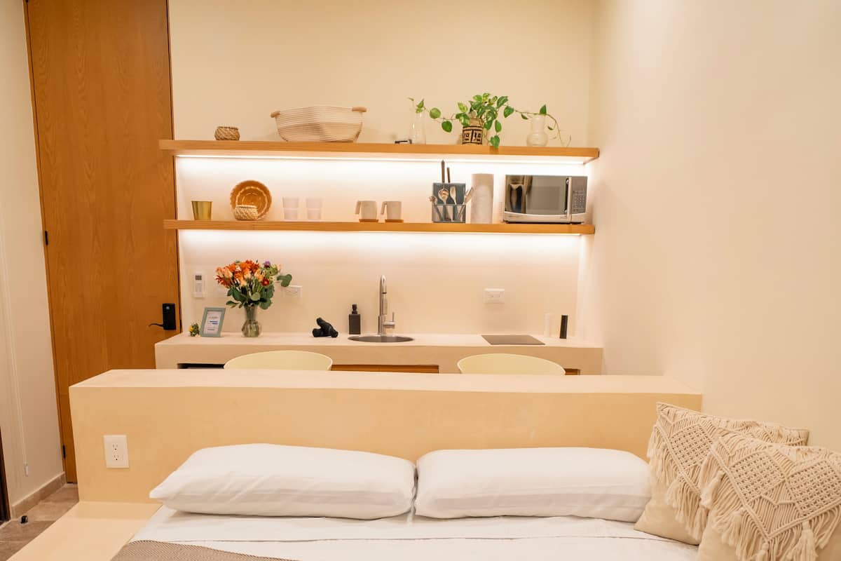 Suite Deluks, pemandangan kebun | Area keluarga | Smart TV 45-inci dengan saluran TV digital dan Netflix