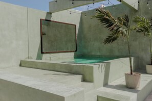 Una piscina al aire libre, sillones reclinables de piscina