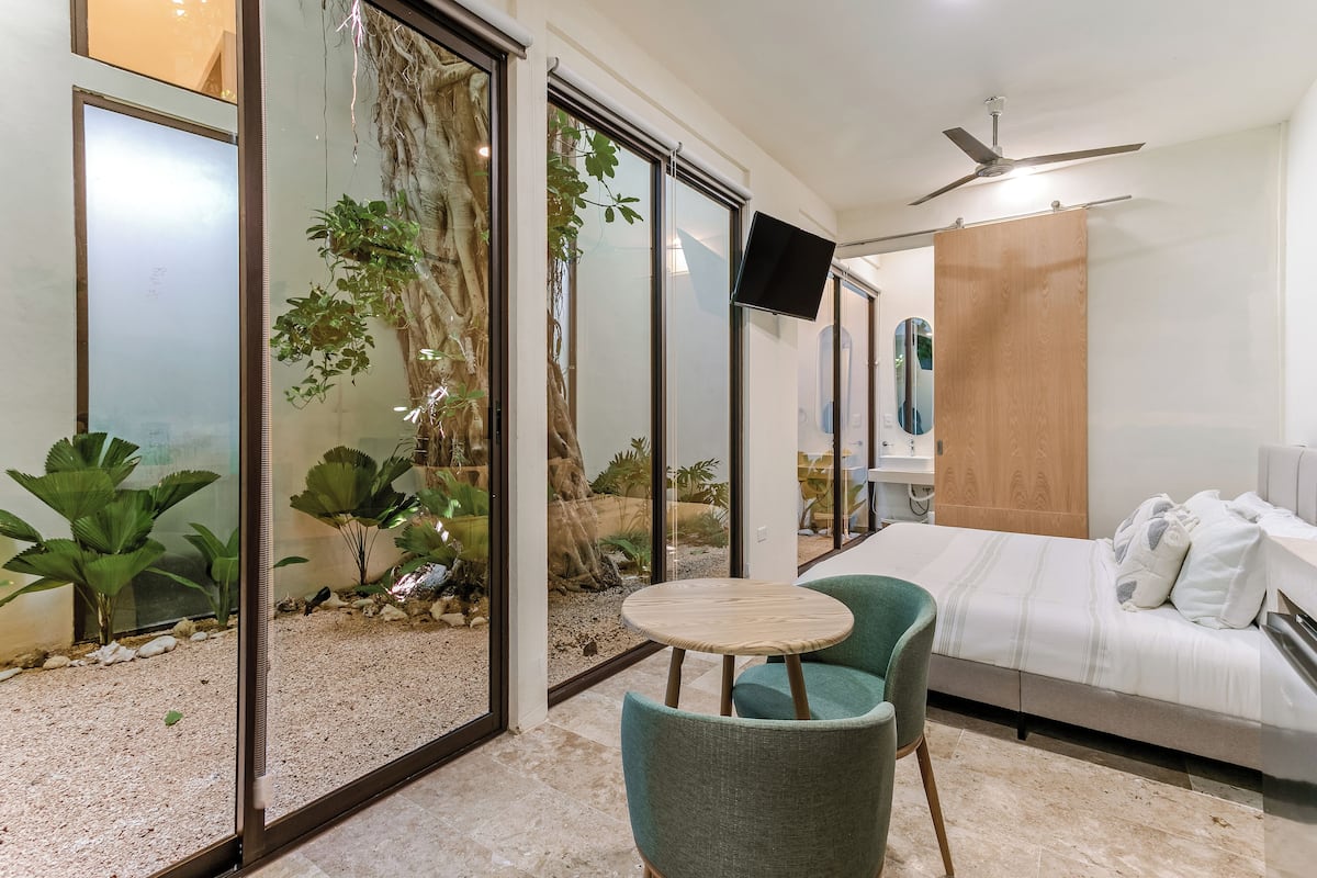 Studio Suite Comfort, 1 Tempat Tidur King | Brankas, tirai kedap cahaya, dan Wi-Fi gratis