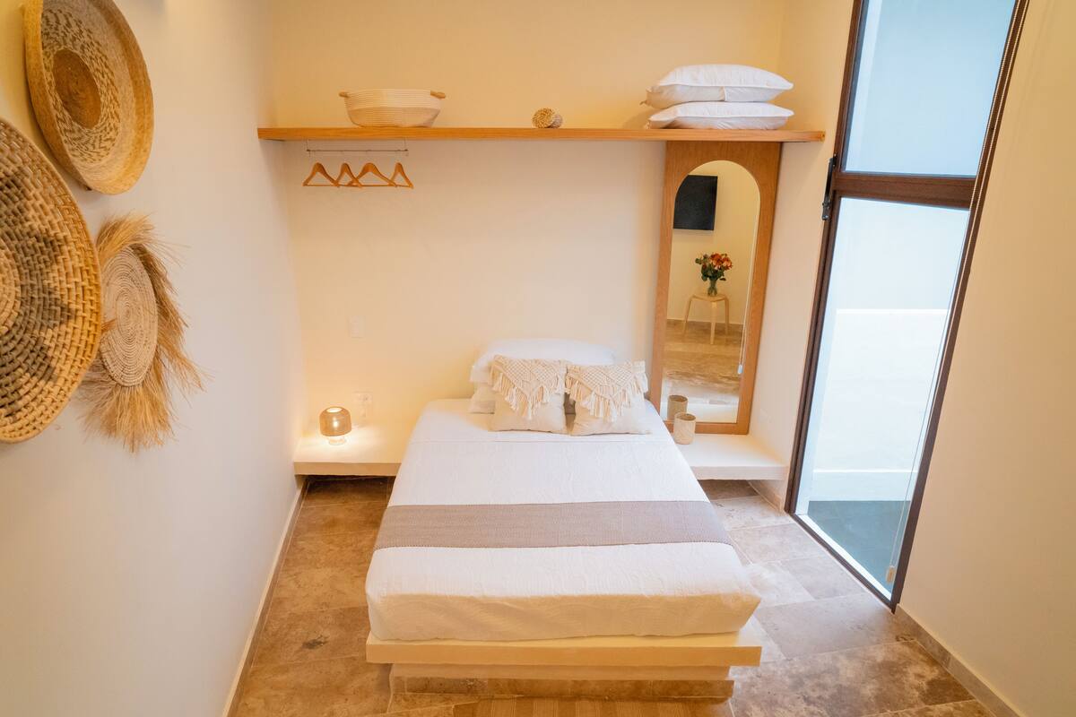 Suite Junior, pemandangan kebun | Brankas, tirai kedap cahaya, dan Wi-Fi gratis