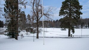 A snow-covered landscape with trees and a small cabin. - Kylpylä-hotelli, huone 242 by Interhome (Ikaalinen)