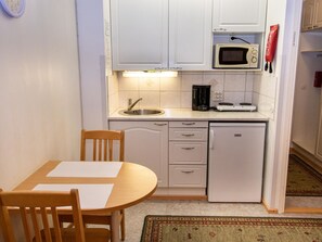 Refrigerador, microondas, utensilios de cocina, mesa de comedor