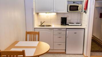 Kühlschrank, Mikrowelle, Kochgeschirr/Geschirr/Besteck, Esstisch
