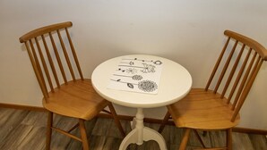 A small round table with two wooden chairs. - Kylpylä-hotelli, huone 152 by Interhome (Ikaalinen)