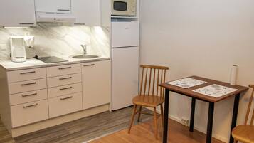 Køleskab, mikrobølgeovn, køkkentøj/tallerkener/redskaber