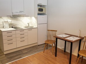 ثلاجة، ميكروويف، مستلزمات طهي/أطباق/أوعية