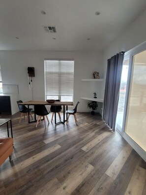 Dining - Charming 2-bedroom bungalow with WiFi and AC in fabulous Tombstone (Tombstone)